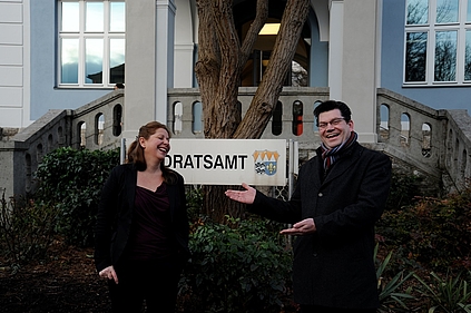 Optimistische ödp - Bei einem Ortstermin zeigte der langjährige Kreisrat der Spitzenkandidatin schon mal den Weg ins Landratsamt - (Doris Hüben-Holomos (links) und Matthias Henneberger (rechts)).