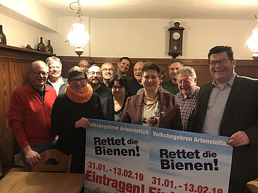 Kreisrat Matthias Henneberger (ödp) feierte als Sprecher des Aktionsbündnis „Rettet die Biene“ im Landkreis Würzburg zusammen mit den Kreisräten Christoph Trautner, Fred Stahl (beide B90/Grüne)und Viktoria Marold (ödp), der stellvertretenden SPD-Kreisvorsitzenden Anna Stvrtecky, dem Randersackerer Bürgermeister Michael Sedelmayer, dem BN-Vertreter Thomas Herpich, den Marktgemeinderäten Oliver Menz (SPD) Alfred Holl und Roland Marold (beide aktive ödp) und weiteren Aktiven den mit über 20% überwältigenden Erfolg im Landkreis Würzburg.